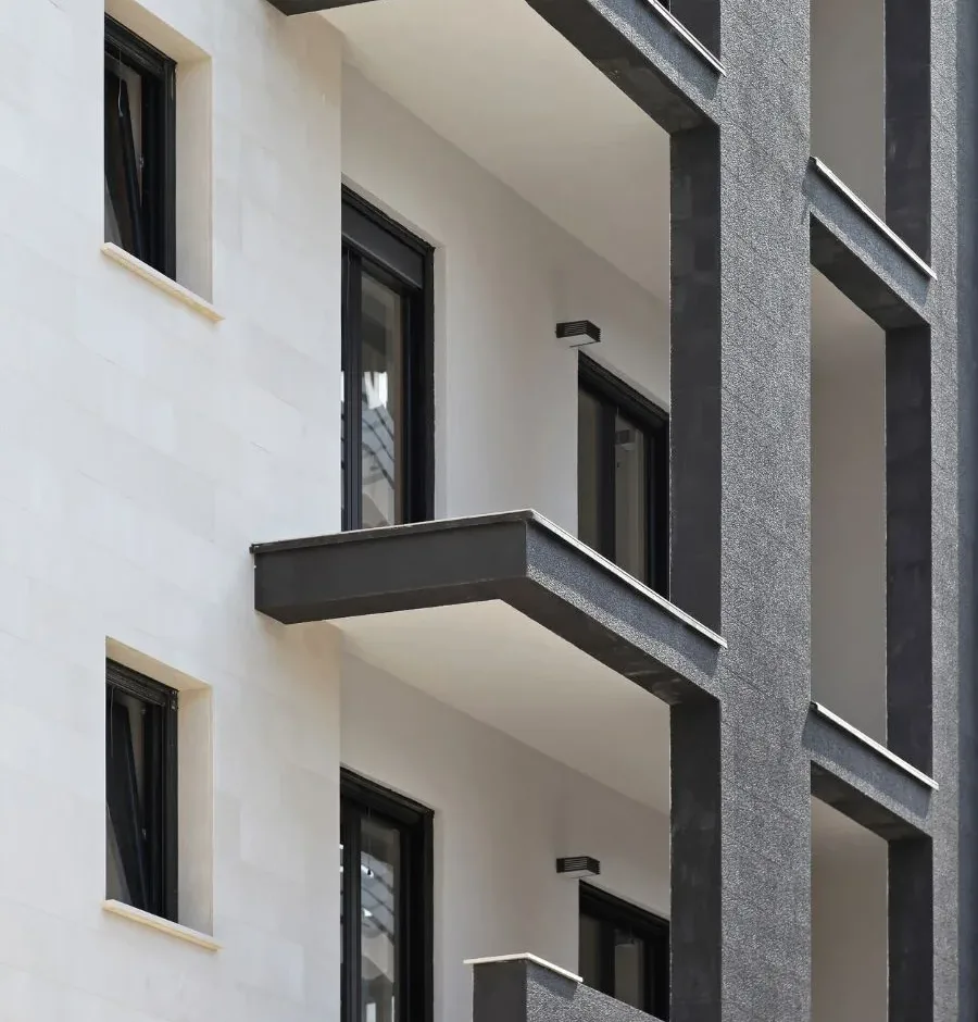 El texto del párrafo (4)